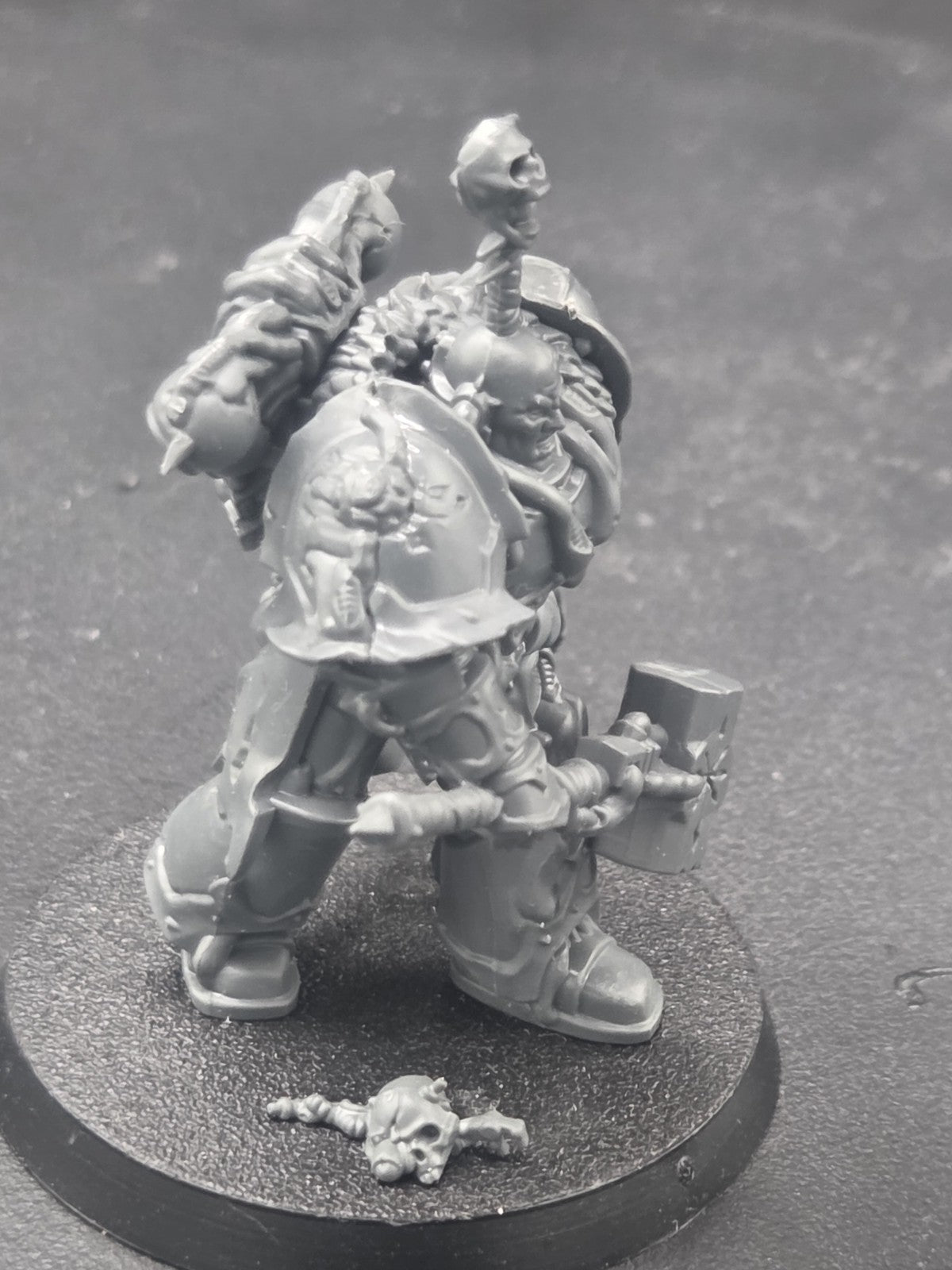 Chaos lord Thunder Hammer Claw Warhammer 40k Blackstone Fortress Obsidius Mallex3