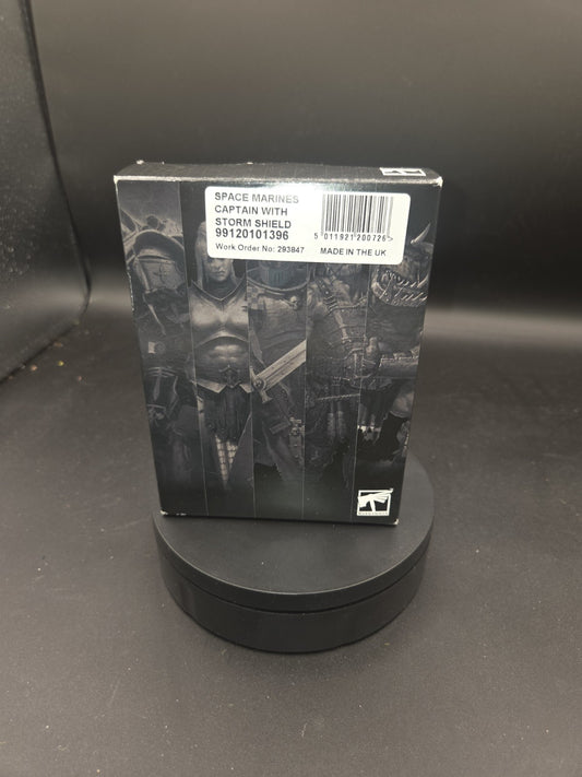 Warhammer 40K Space Marines Captain with Relic Shield0